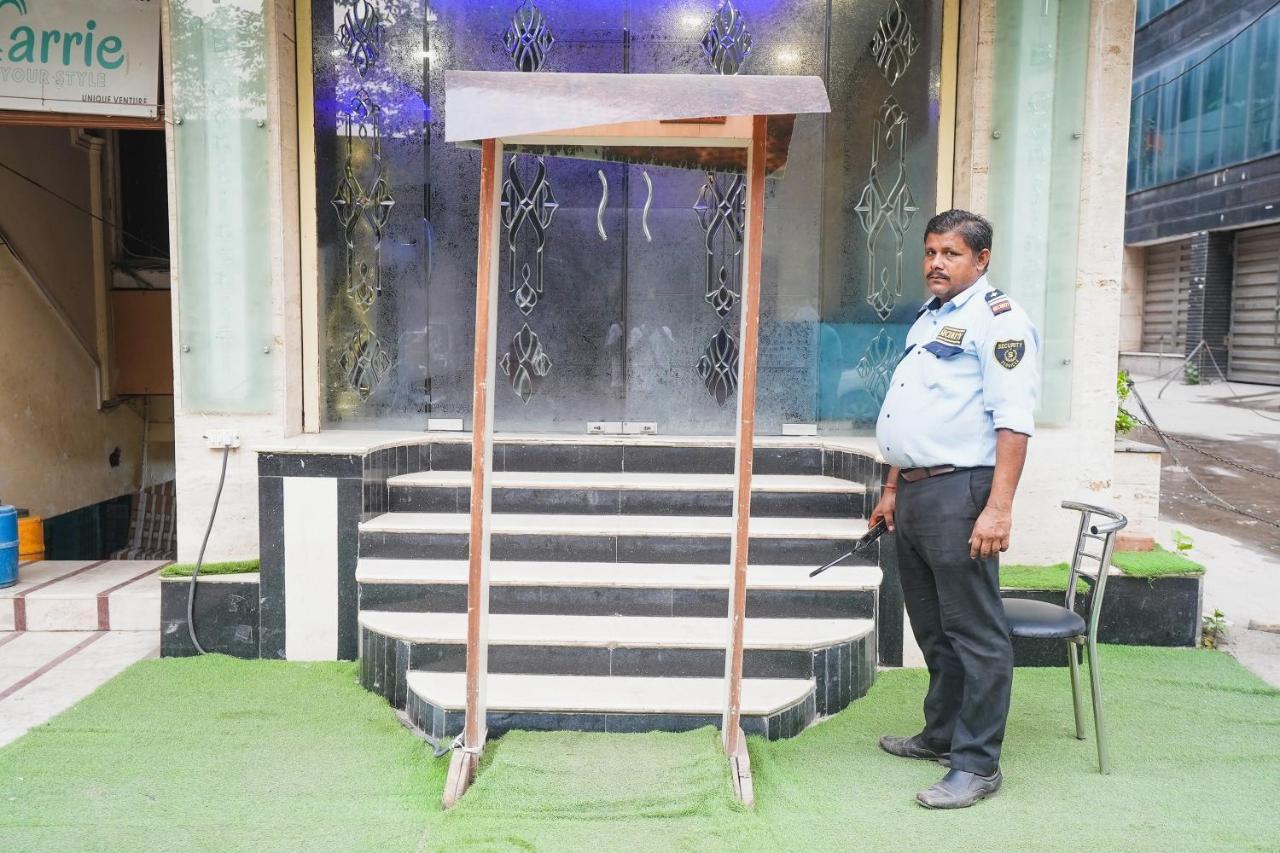 Hotel B Continental Delhi  Exterior photo