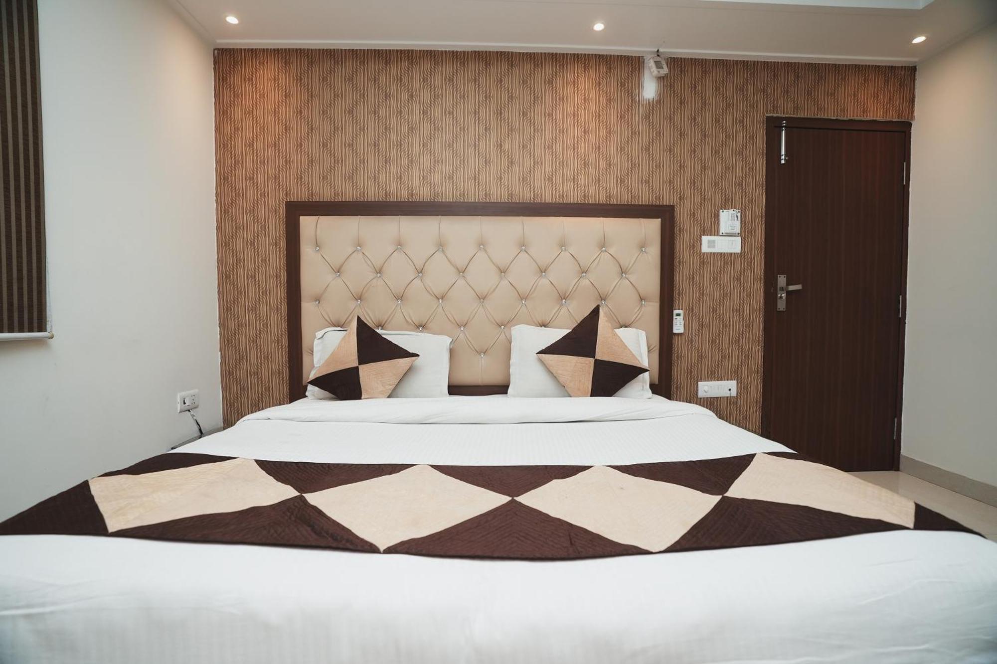 Hotel B Continental Delhi  Exterior photo