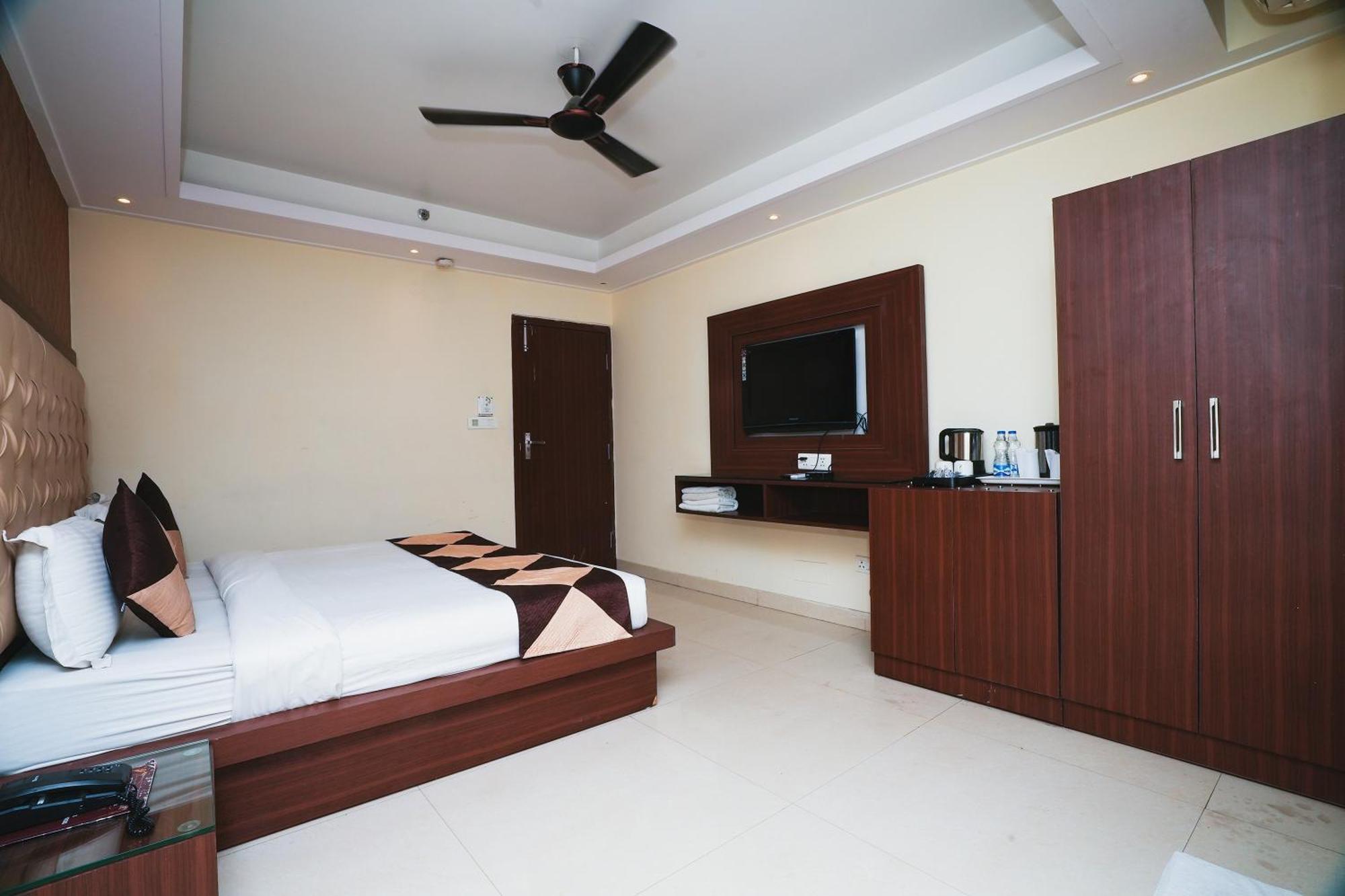Hotel B Continental Delhi  Exterior photo