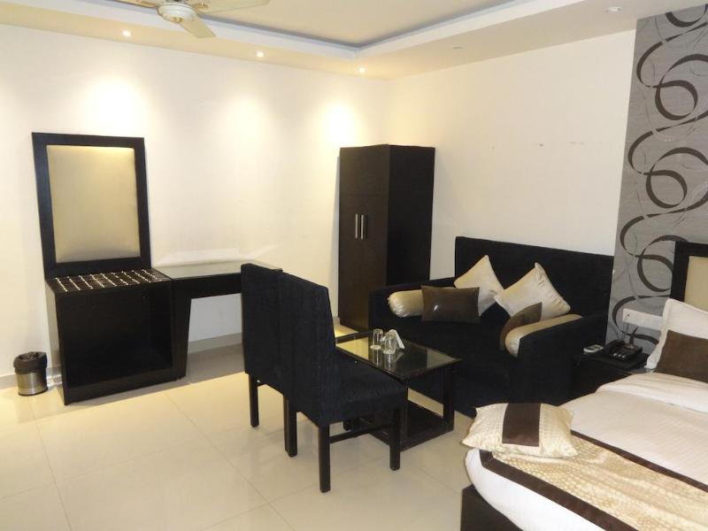 Hotel B Continental Delhi  Exterior photo