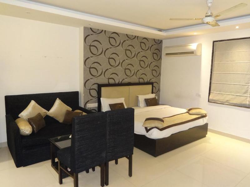 Hotel B Continental Delhi  Exterior photo